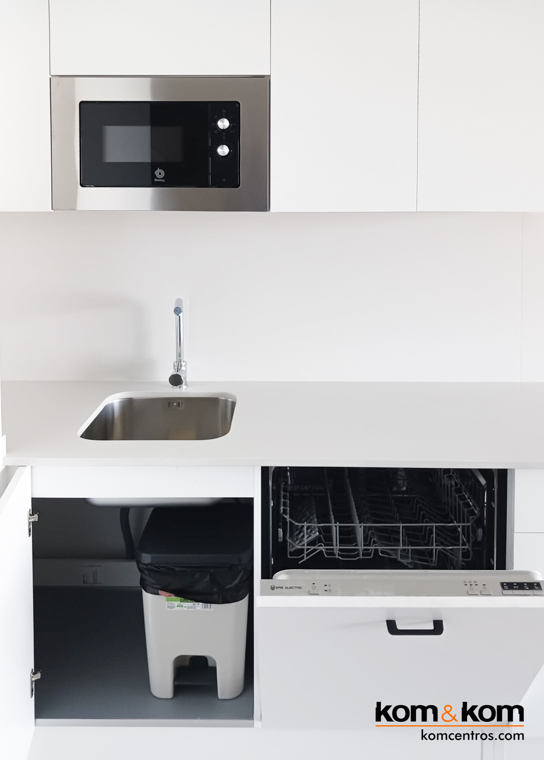 cocina blanca con la encimera y entrepaño gris
